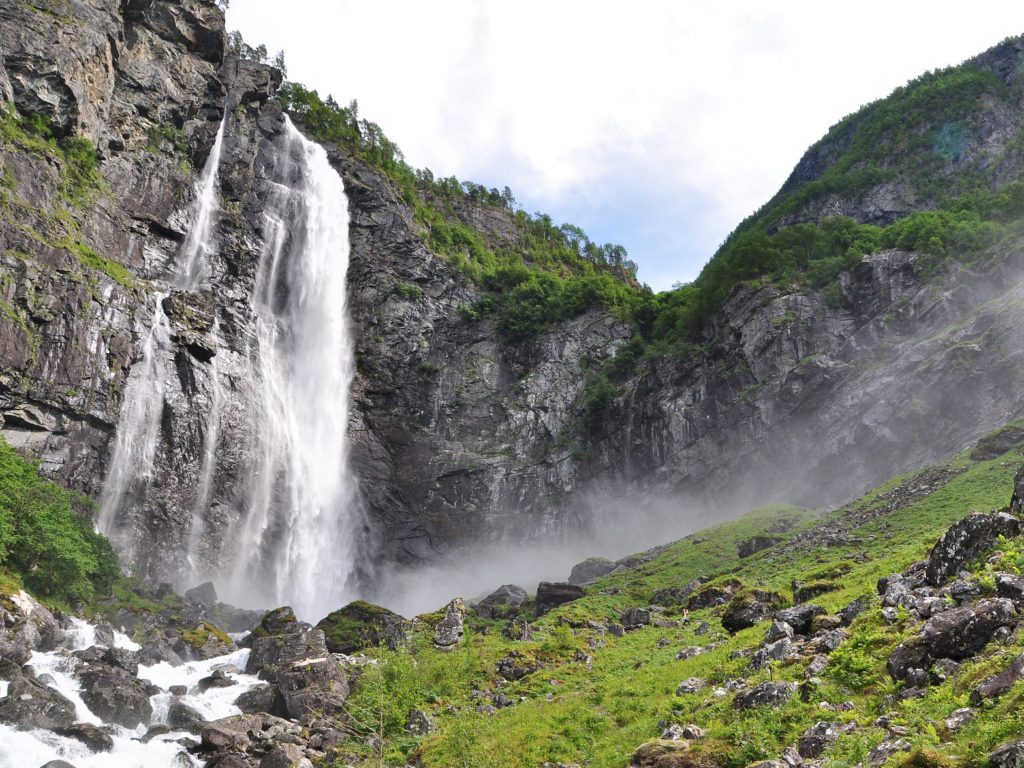 watervallen in de noorse fjorden