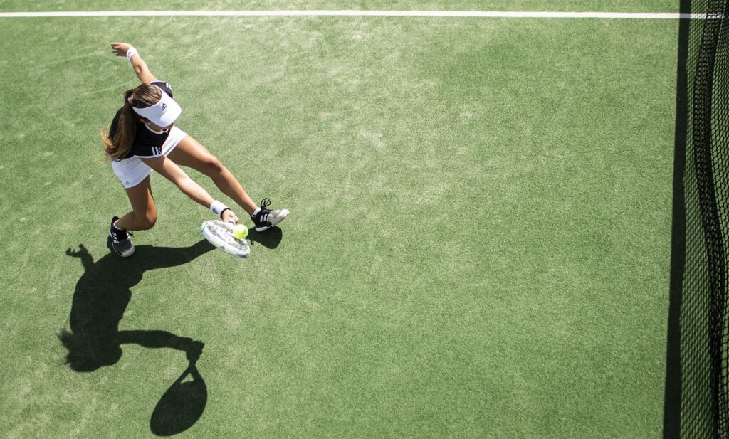vrouw speelt tennis